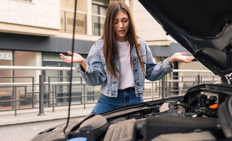 What To Know About The Maryland Lemon Law (2025) 1 woman stands hopeless by side of car